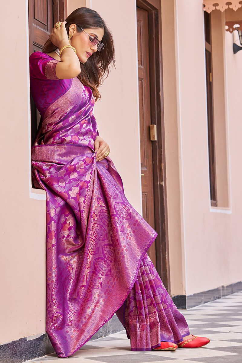 Engrossing Purple Kanjivaram Silk Saree With Vestigial Blouse Piece