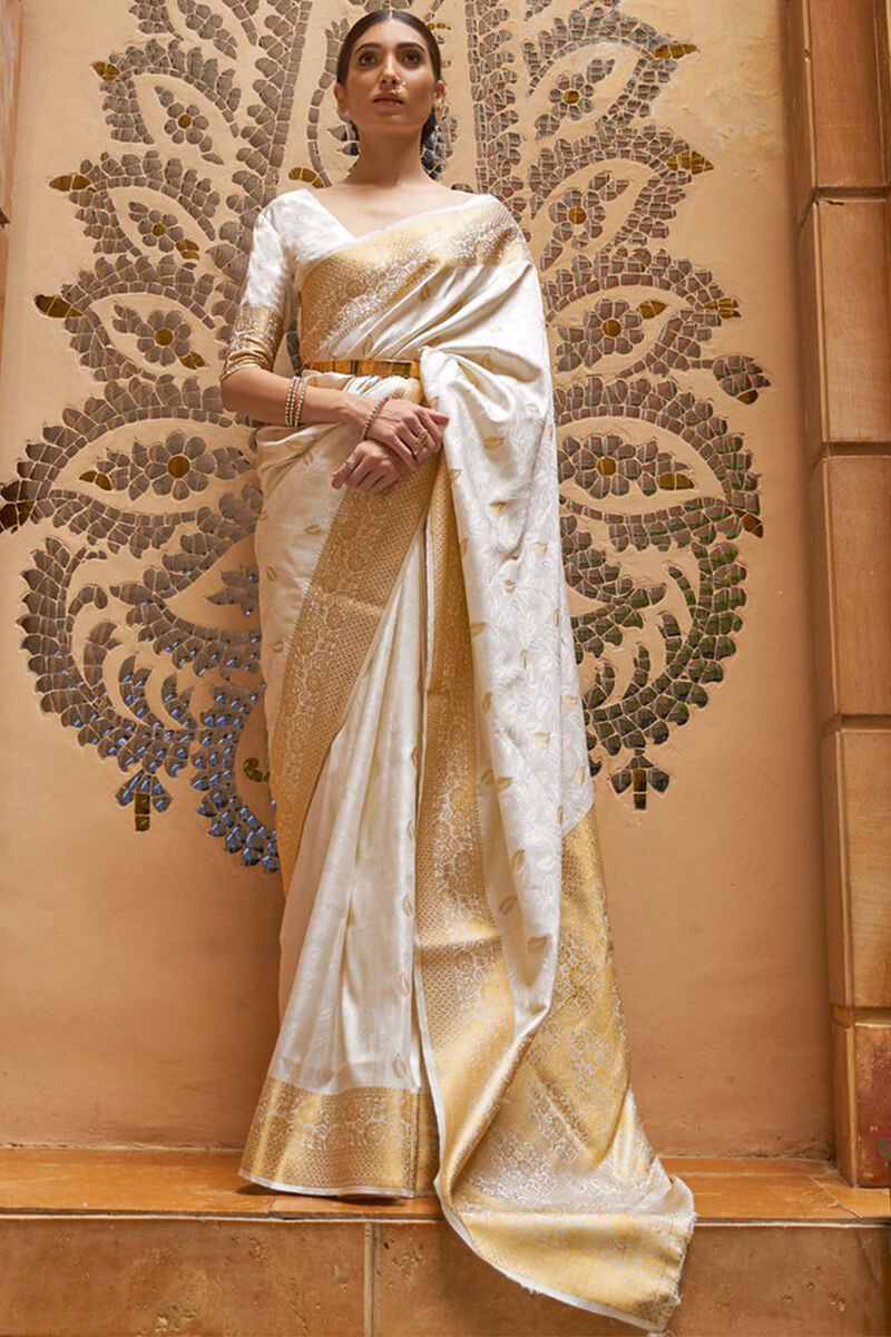 Mesmeric White Kanjivaram Silk Saree With Amiable Blouse Piece