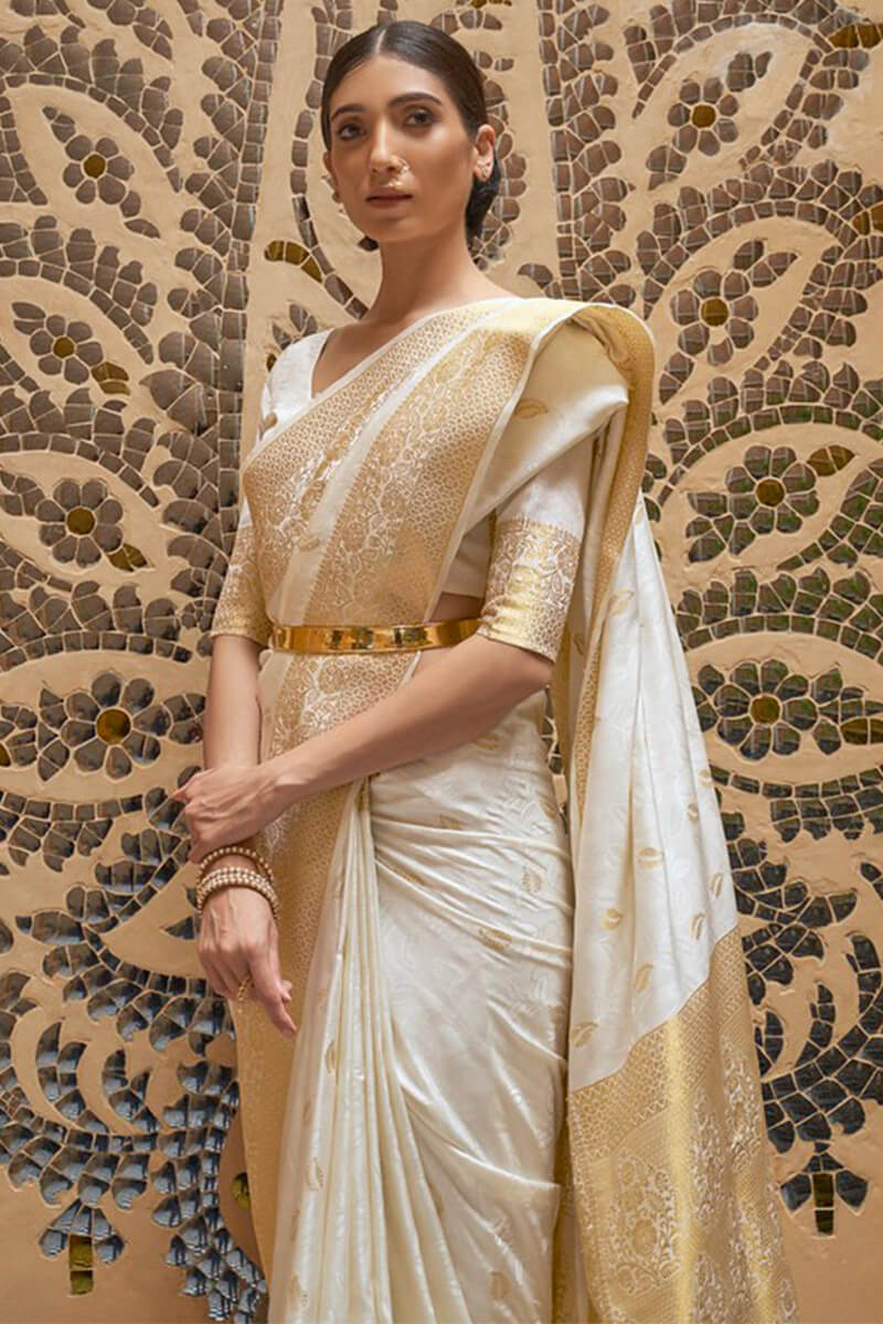 Mesmeric White Kanjivaram Silk Saree With Amiable Blouse Piece