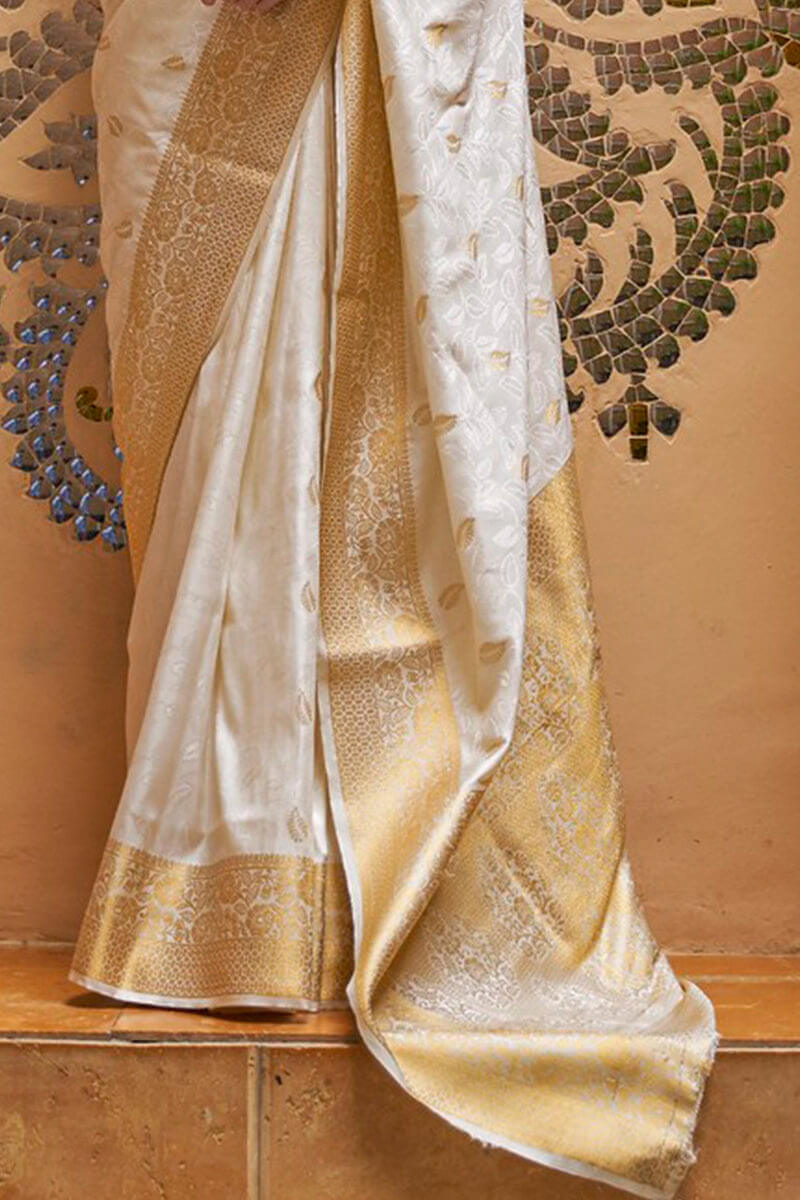 Mesmeric White Kanjivaram Silk Saree With Amiable Blouse Piece