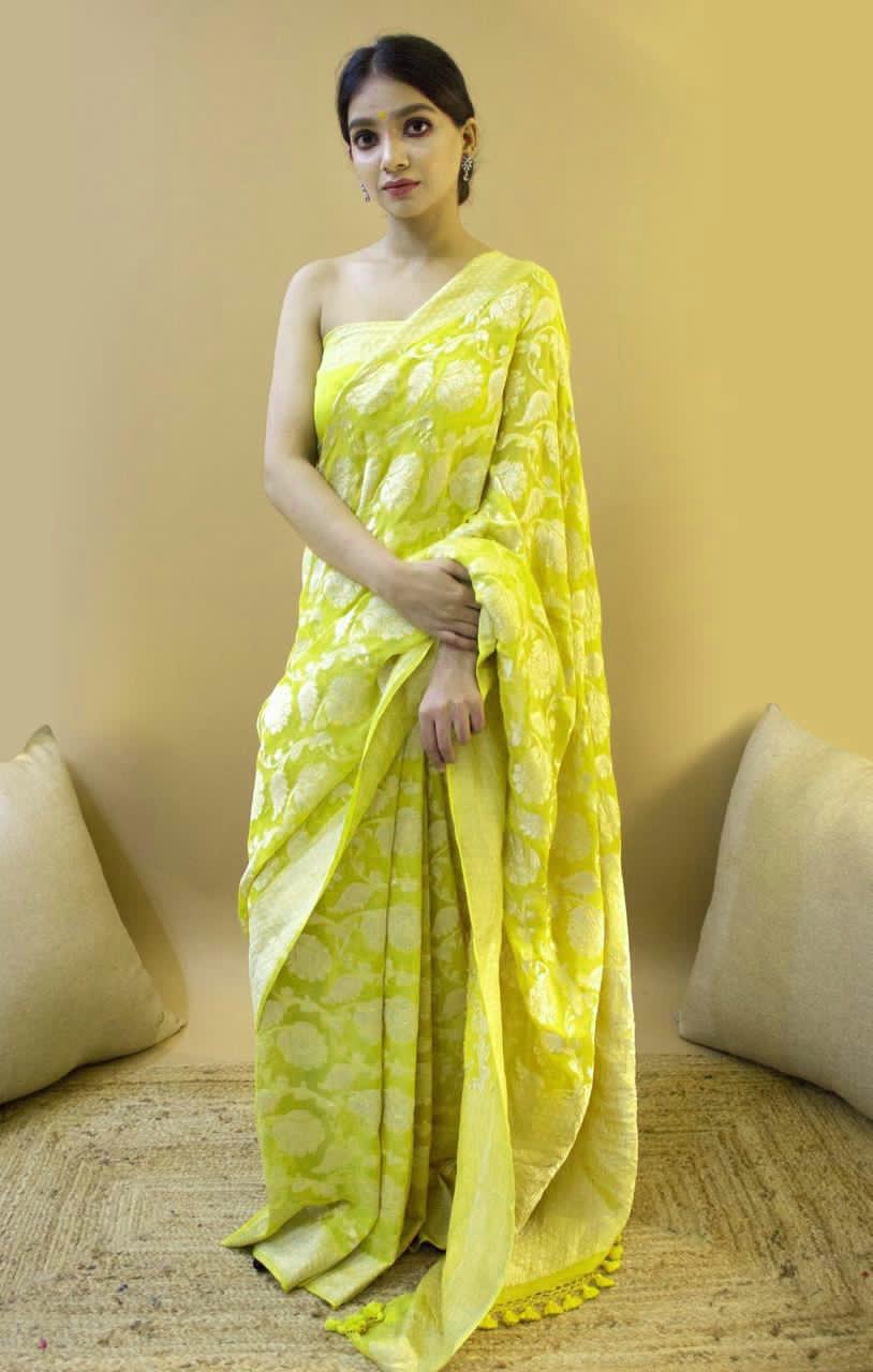 An insanely Yellow Soft Silk Saree With Proficient Blouse Piece