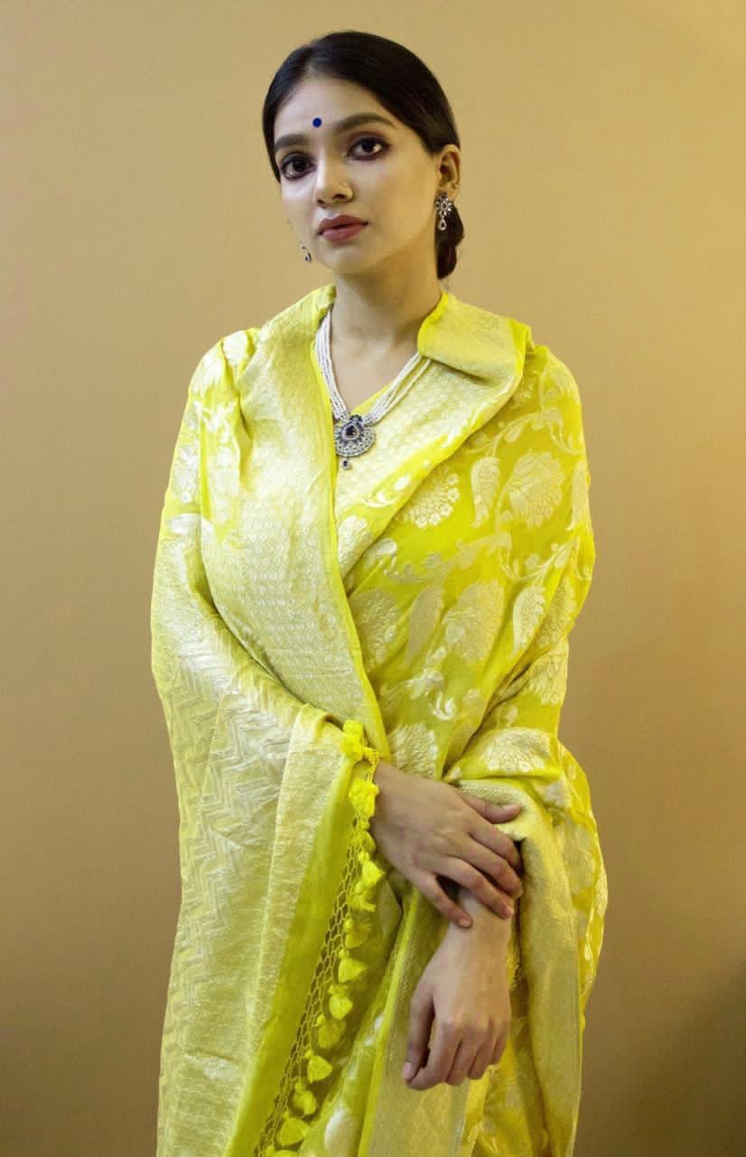 An insanely Yellow Soft Silk Saree With Proficient Blouse Piece