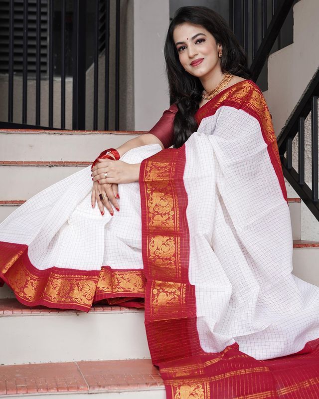 Dissemble Off White Soft Banarasi Silk Saree With Scrupulous Blouse Piece