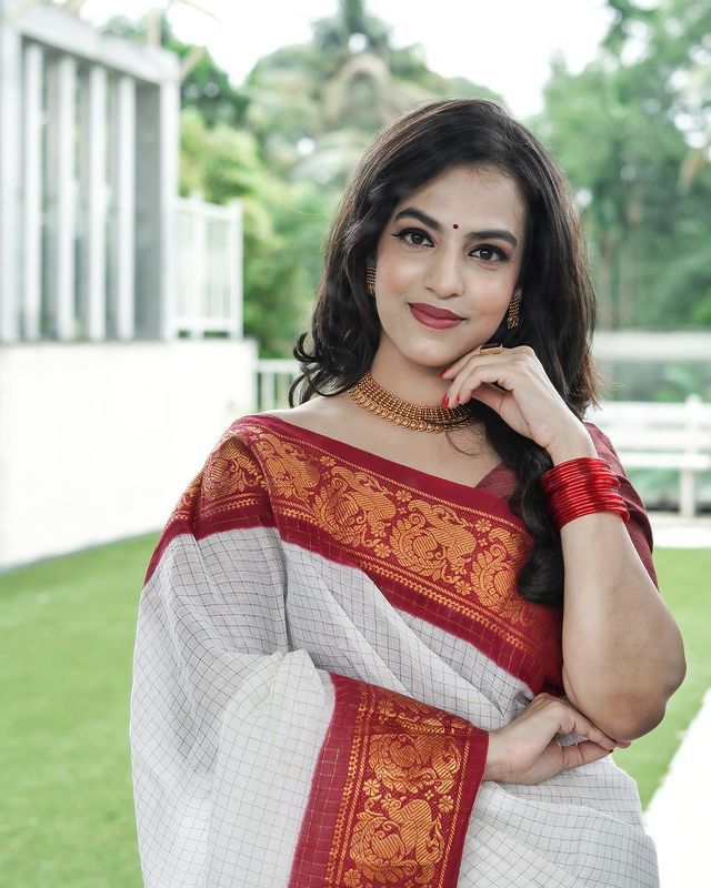 Dissemble Off White Soft Banarasi Silk Saree With Scrupulous Blouse Piece