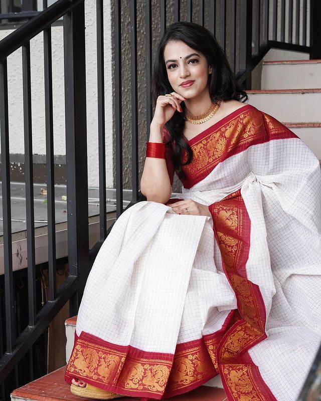 Dissemble Off White Soft Banarasi Silk Saree With Scrupulous Blouse Piece