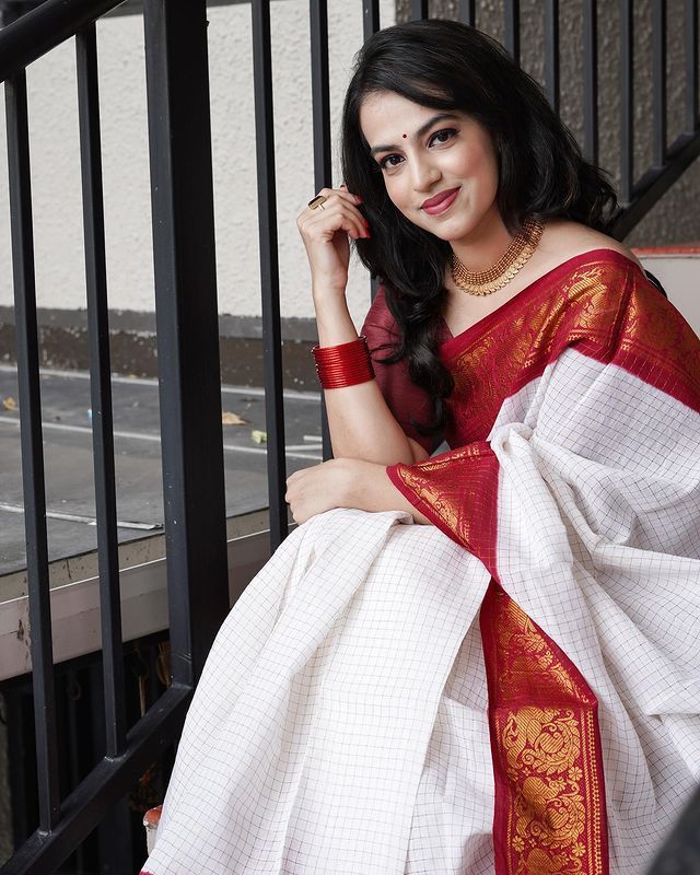 Dissemble Off White Soft Banarasi Silk Saree With Scrupulous Blouse Piece