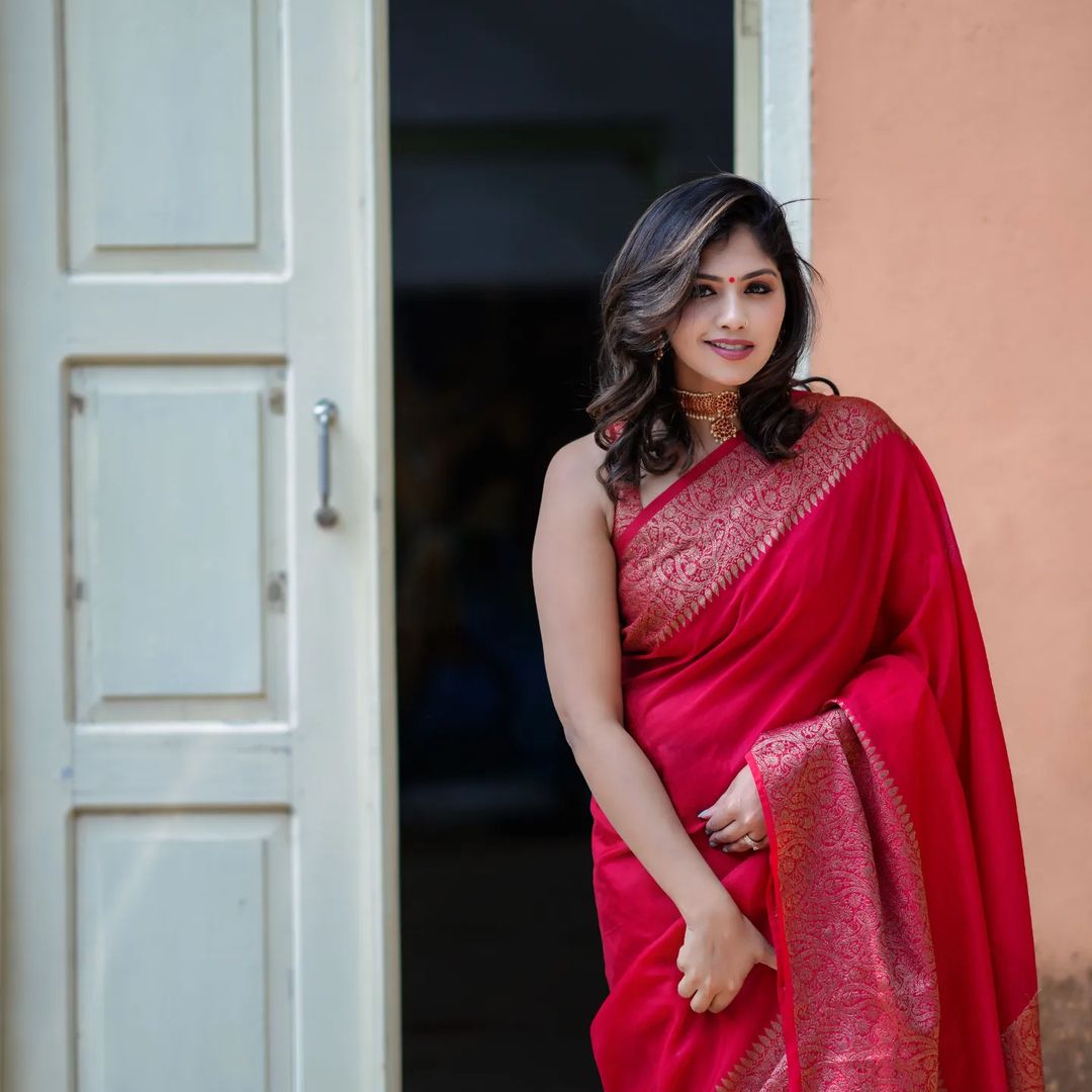 Sonorous Red Soft Silk Saree With Confounding Blouse Piece