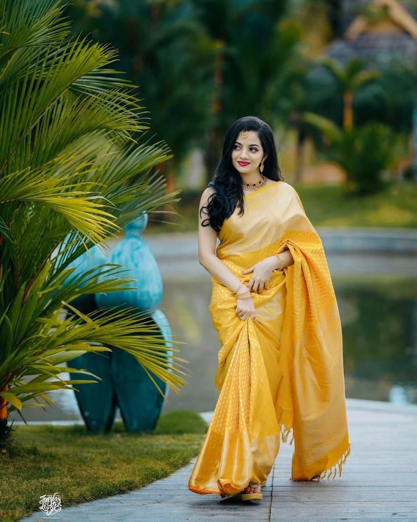 Amiable Yellow Soft Banarasi Silk Saree With Mesmeric Blouse Piece