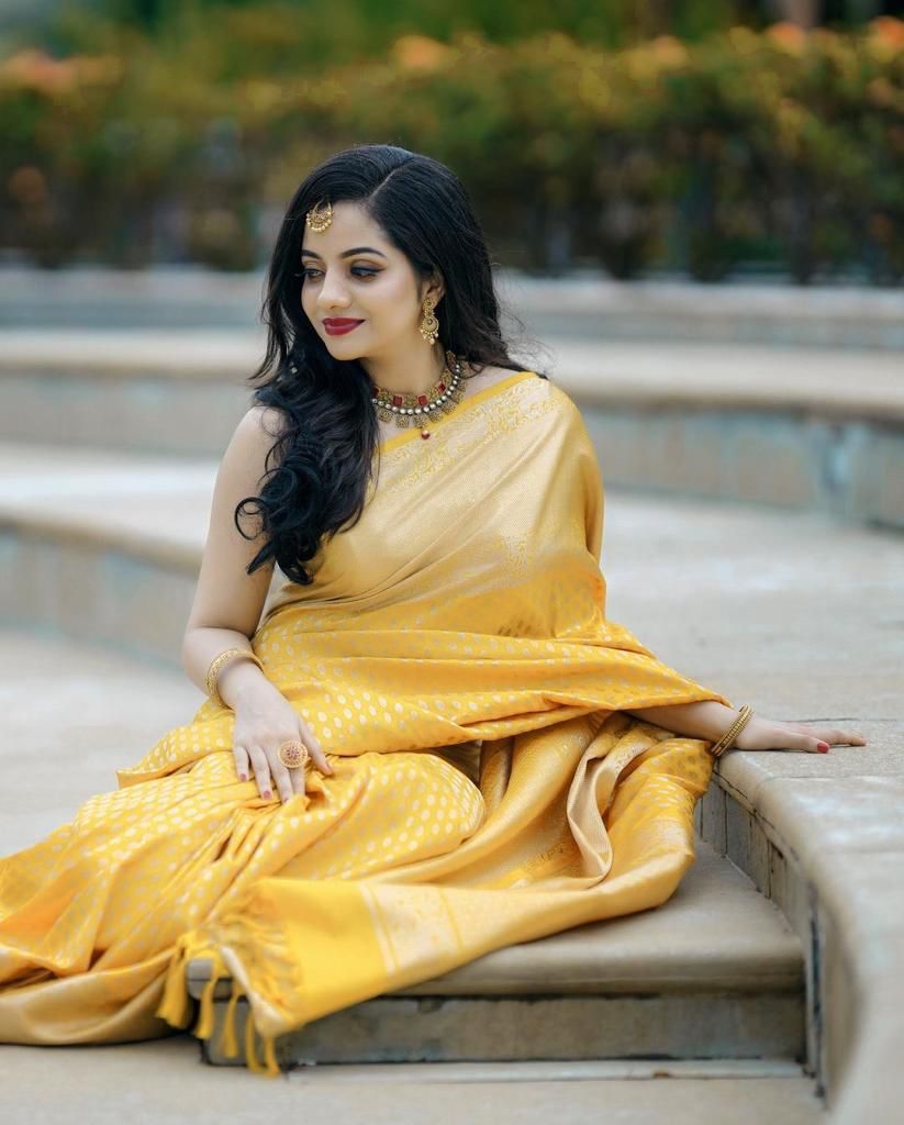 Amiable Yellow Soft Banarasi Silk Saree With Mesmeric Blouse Piece