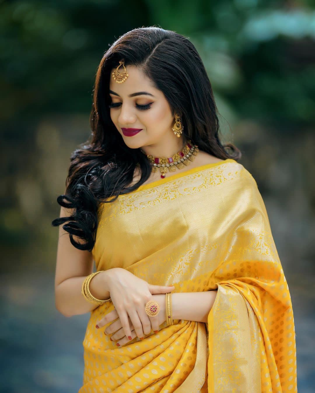 Amiable Yellow Soft Banarasi Silk Saree With Mesmeric Blouse Piece