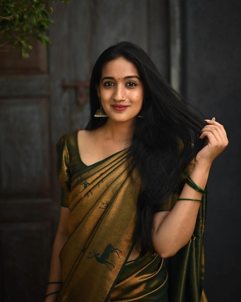 Stylish Dark Green Soft Silk Saree With Blooming Blouse Piece