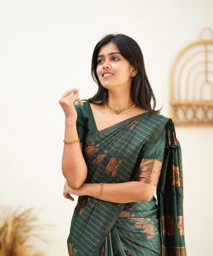Easy on the eyes Dark Green Soft Silk Saree With Girlish Blouse Piece