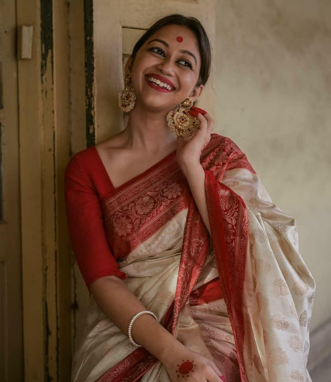 Gratifying Beige Soft Banarasi Silk Saree With Winsome Blouse Piece