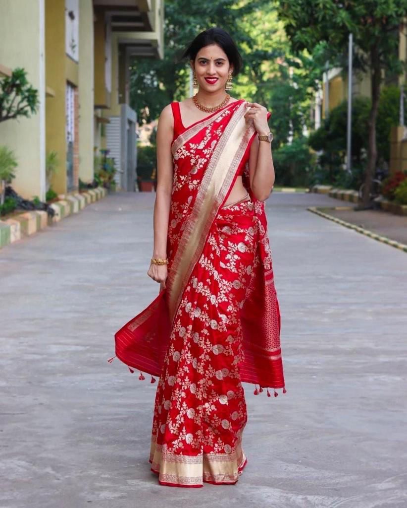 Scrupulous Red Soft Silk Saree With Allure Blouse Piece