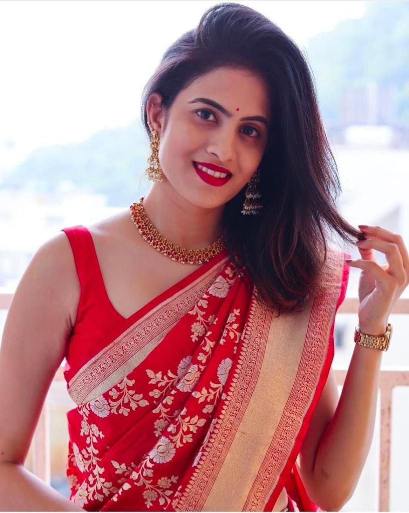 Scrupulous Red Soft Silk Saree With Allure Blouse Piece
