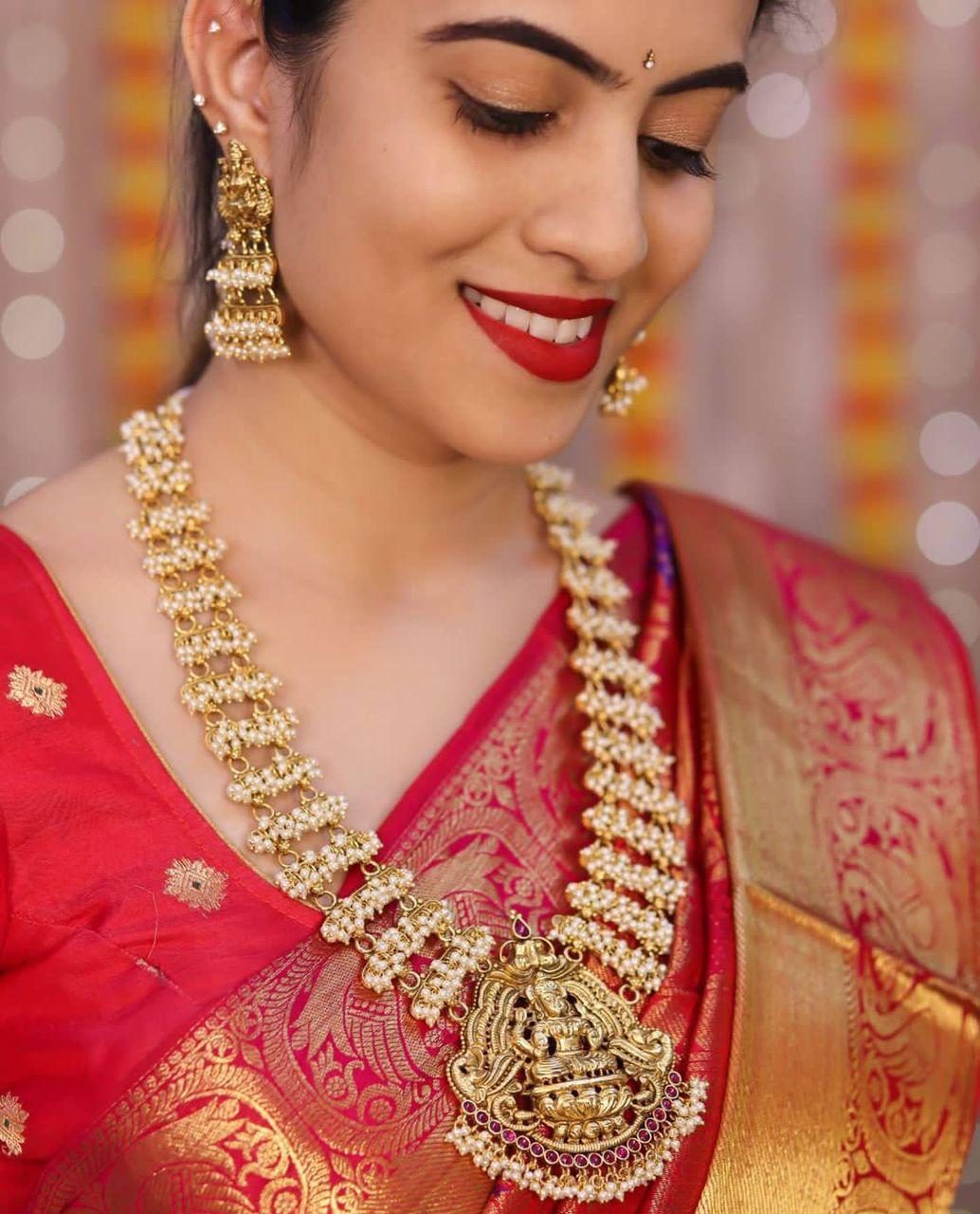 Ravishing Red Soft Banrasi Silk Saree With Alluring Blouse Piece