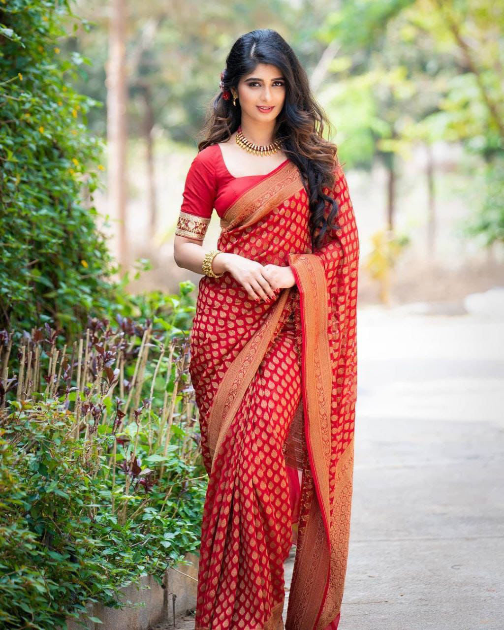 Flameboyant Red Soft Silk Saree With Beguiling Pink Blouse Piece