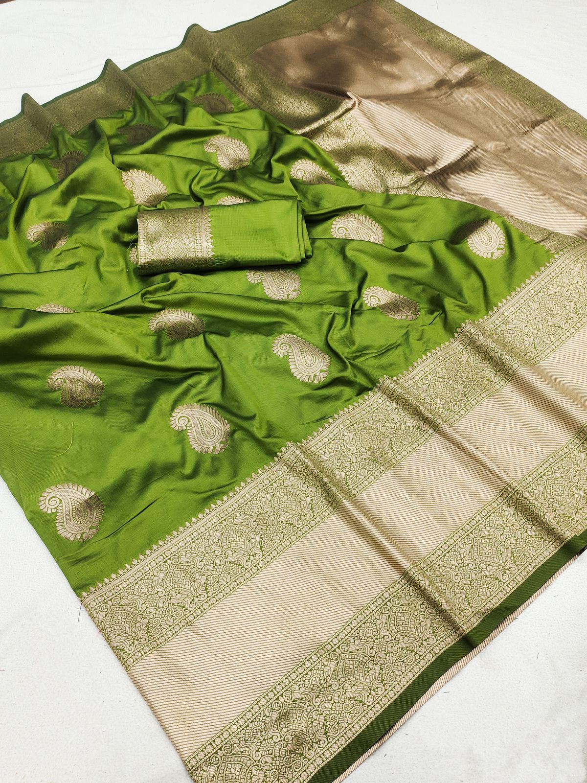 Pleasant Green Soft Banarasi Silk Saree With Exemplary Blouse Piece