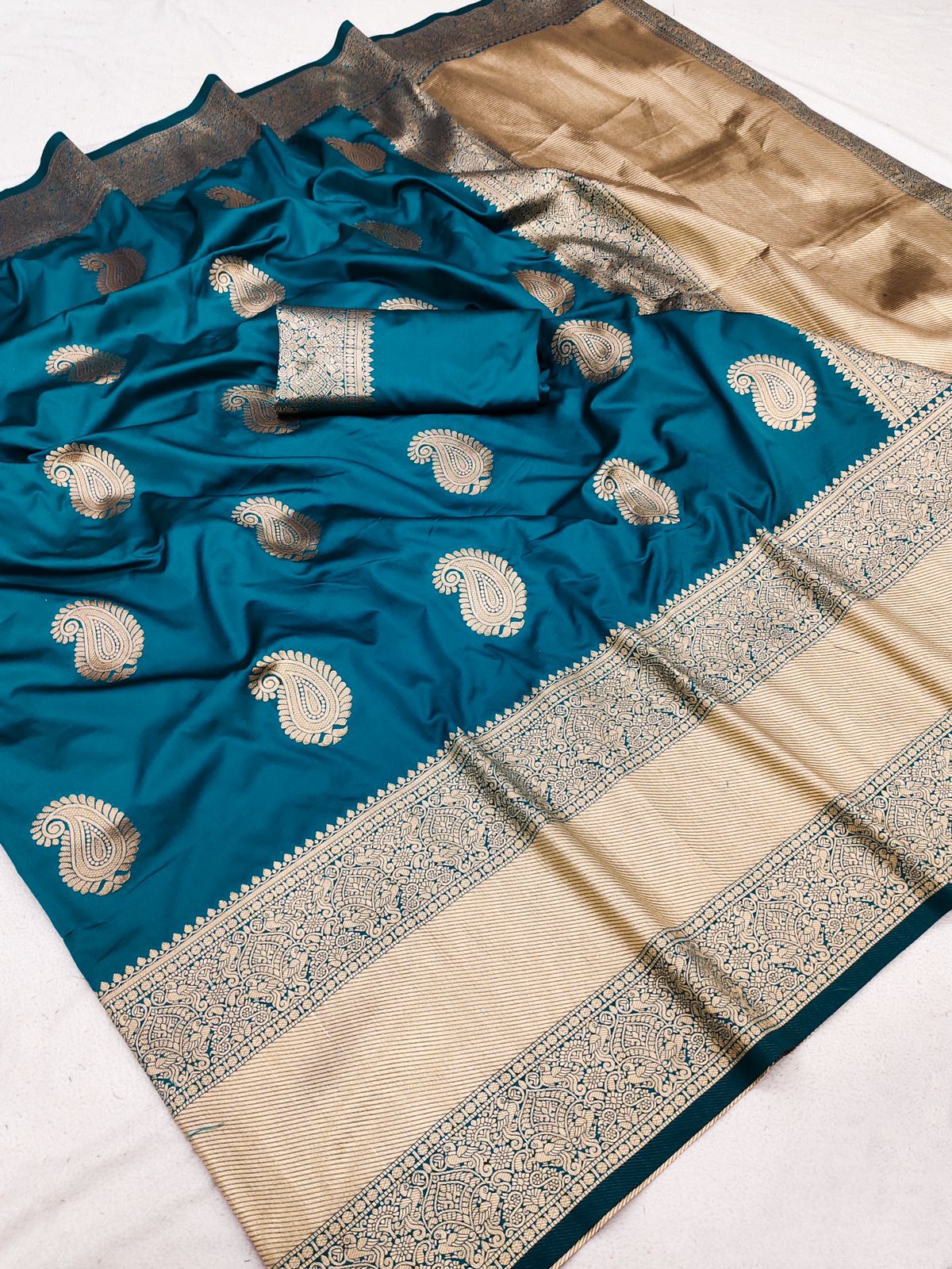 Blissful Rama Soft Banarasi Silk Saree With Pulsating Blouse Piece