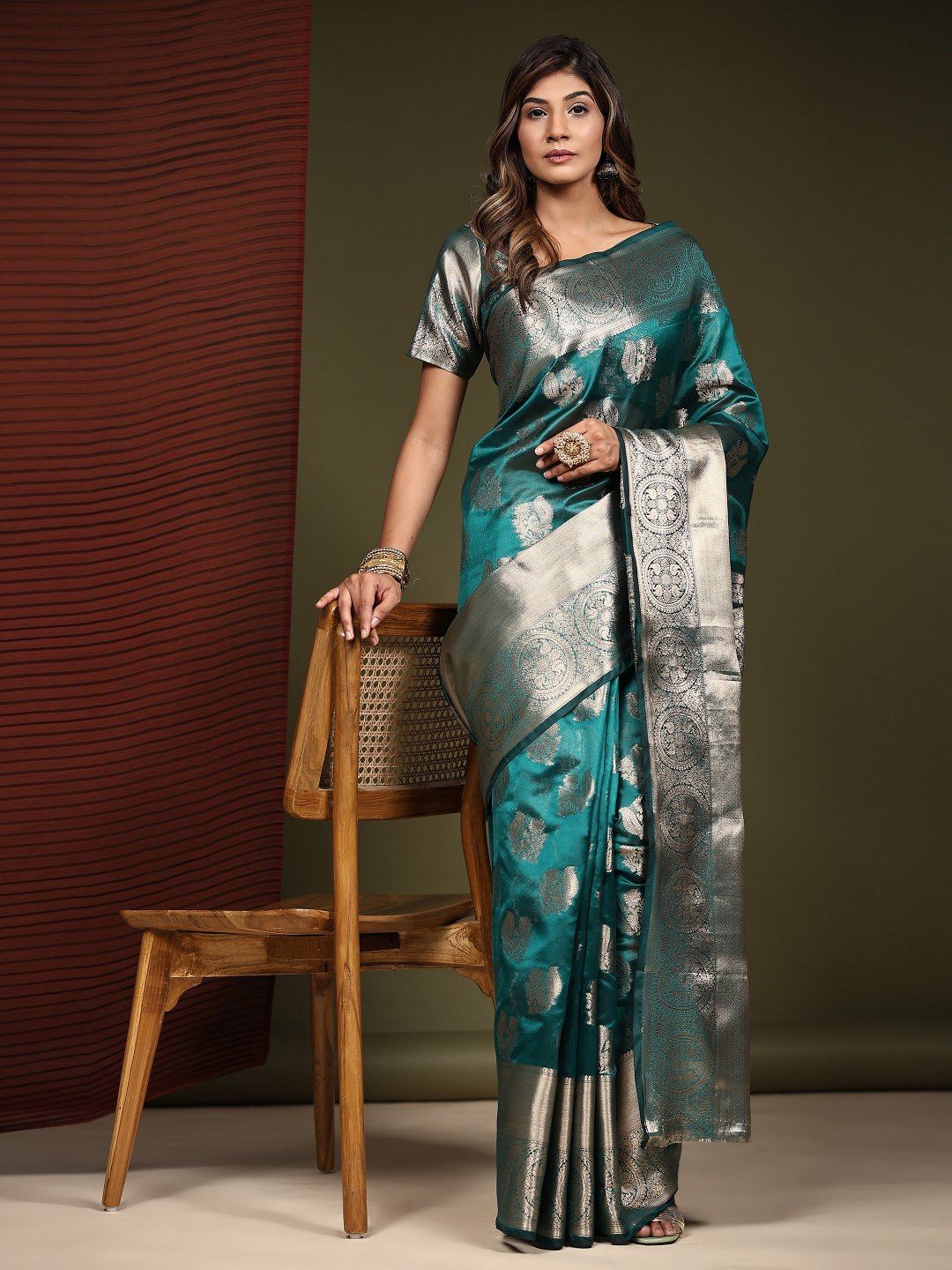 Dissemble Rama Organza Silk Saree With Enamoring Blouse Piece