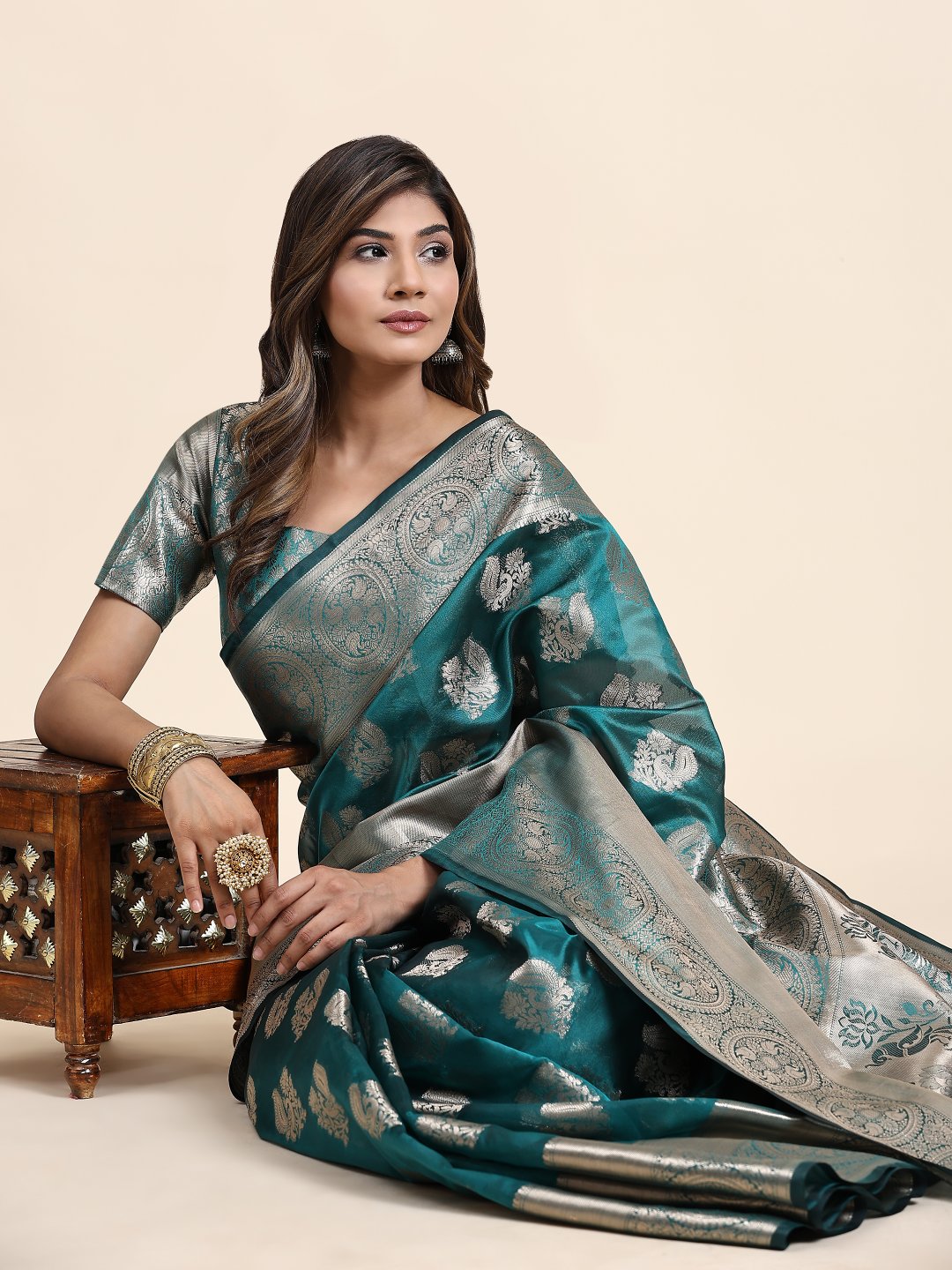 Dissemble Rama Organza Silk Saree With Enamoring Blouse Piece