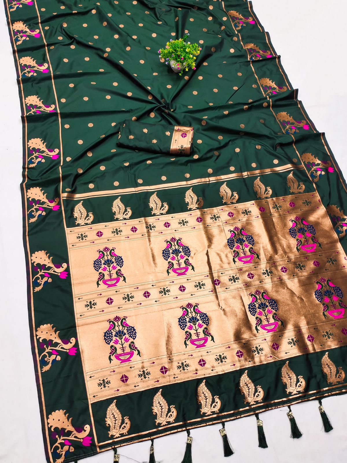 Ailurophile Rama Paithani Silk Saree With Winsome Blouse Piece