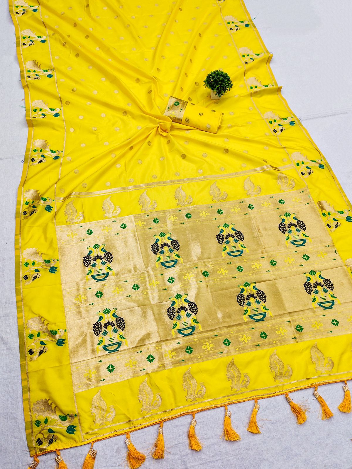 Chatoyant Lemon Paithani Silk Saree With Charismatic Blouse Piece