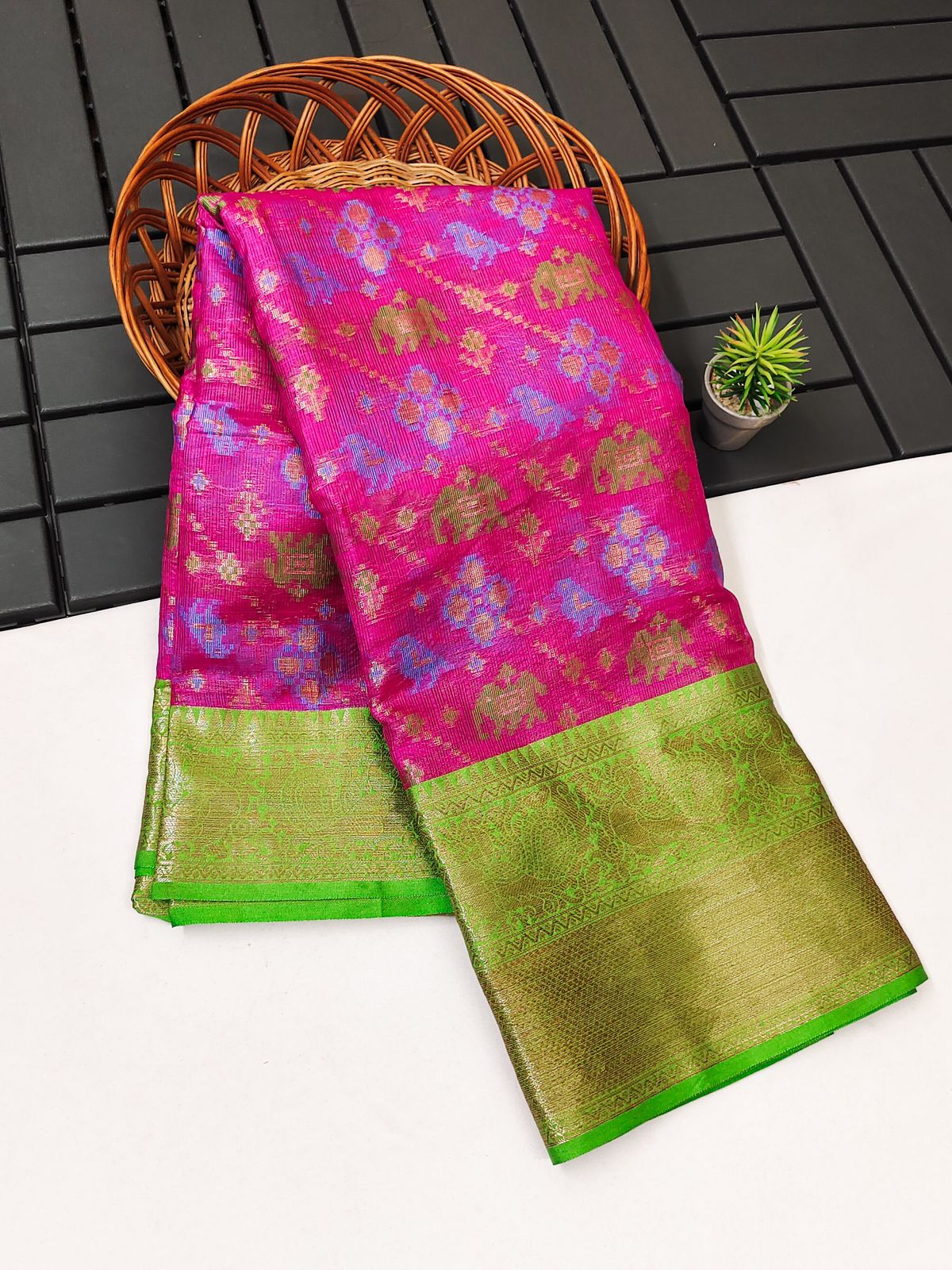 Engrossing Dark Pink Cotton Silk Saree With Vivacious Blouse Piece