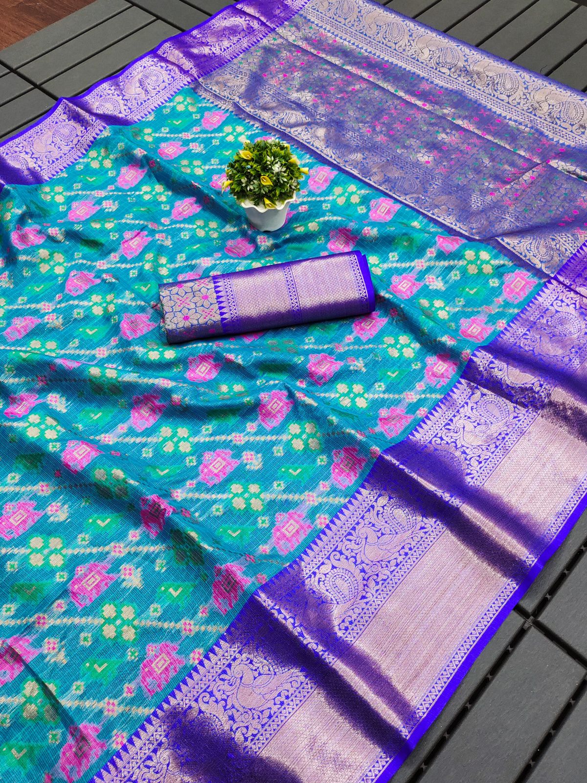 Bewitching Firozi Cotton Silk Saree With Resplendent Blouse Piece