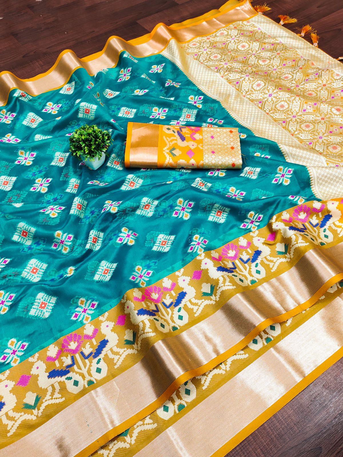 A dreamy Firozi Organza Silk Saree With Exuberant Blouse Piece