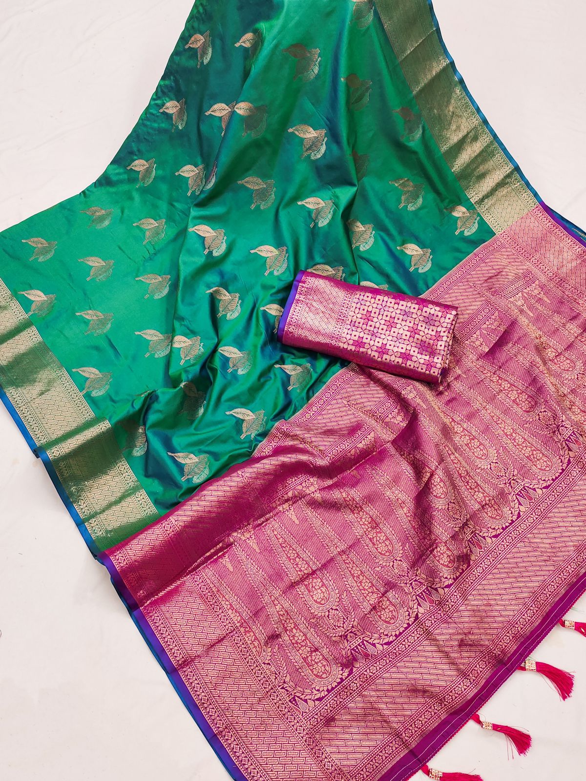 Energetic Green Soft Banarasi Silk Saree With Denouement Blouse Piece