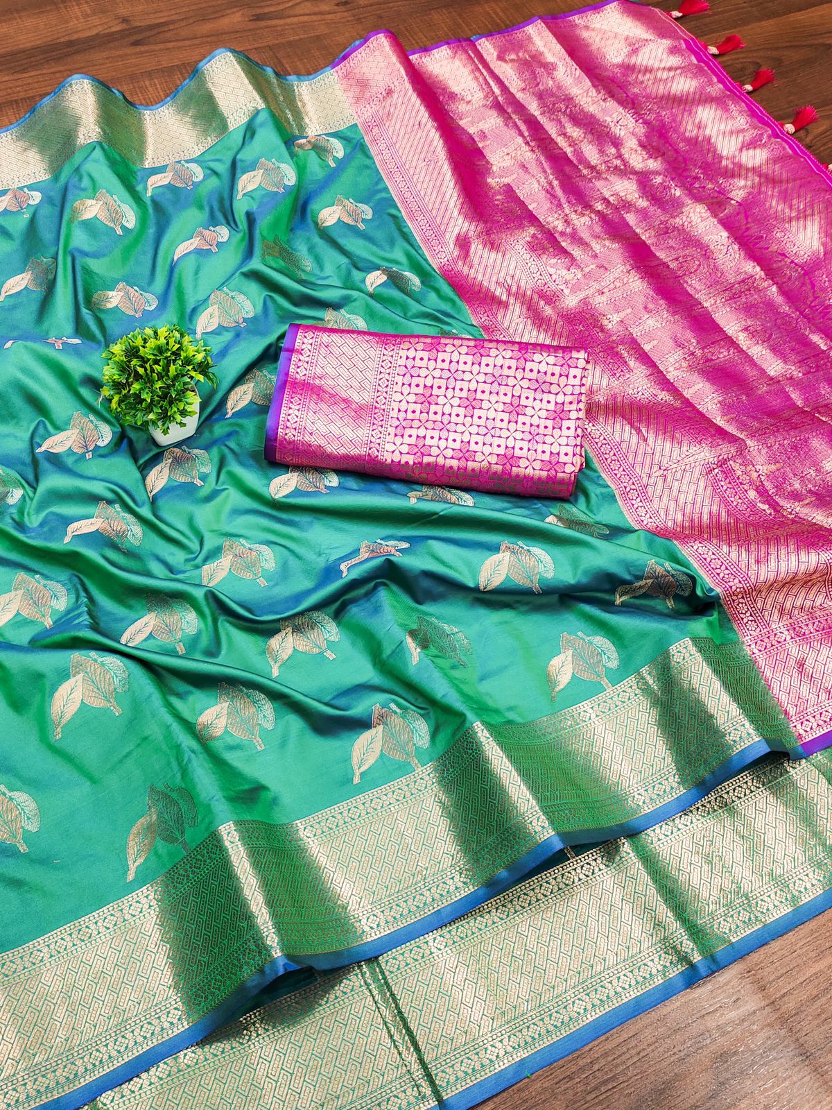 Energetic Green Soft Banarasi Silk Saree With Denouement Blouse Piece