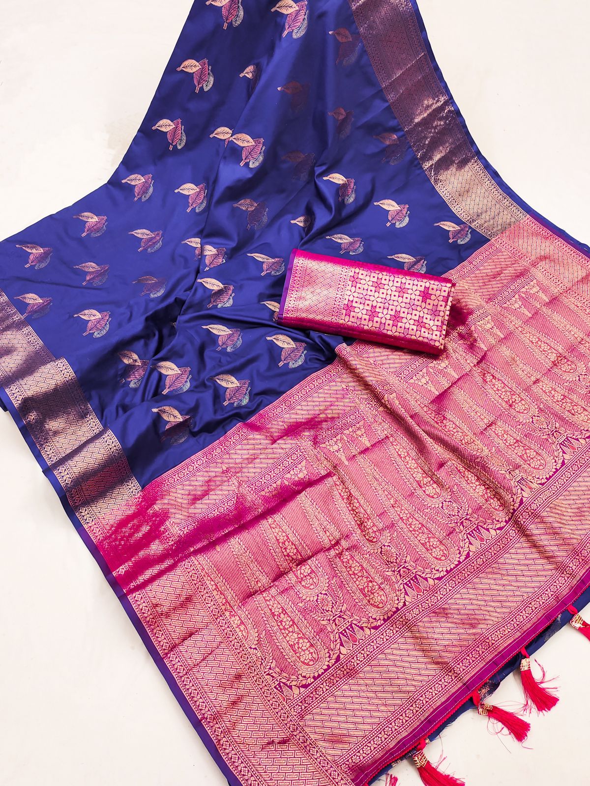 Gossamer Navy Blue Soft Banarasi Silk Saree With Entrancing Blouse Piece