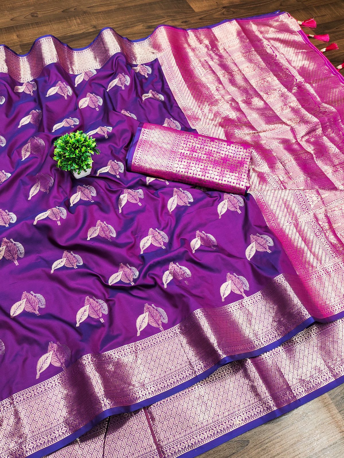 Gleaming Purple Soft Banarasi Silk Saree With Magnetic Blouse Piece