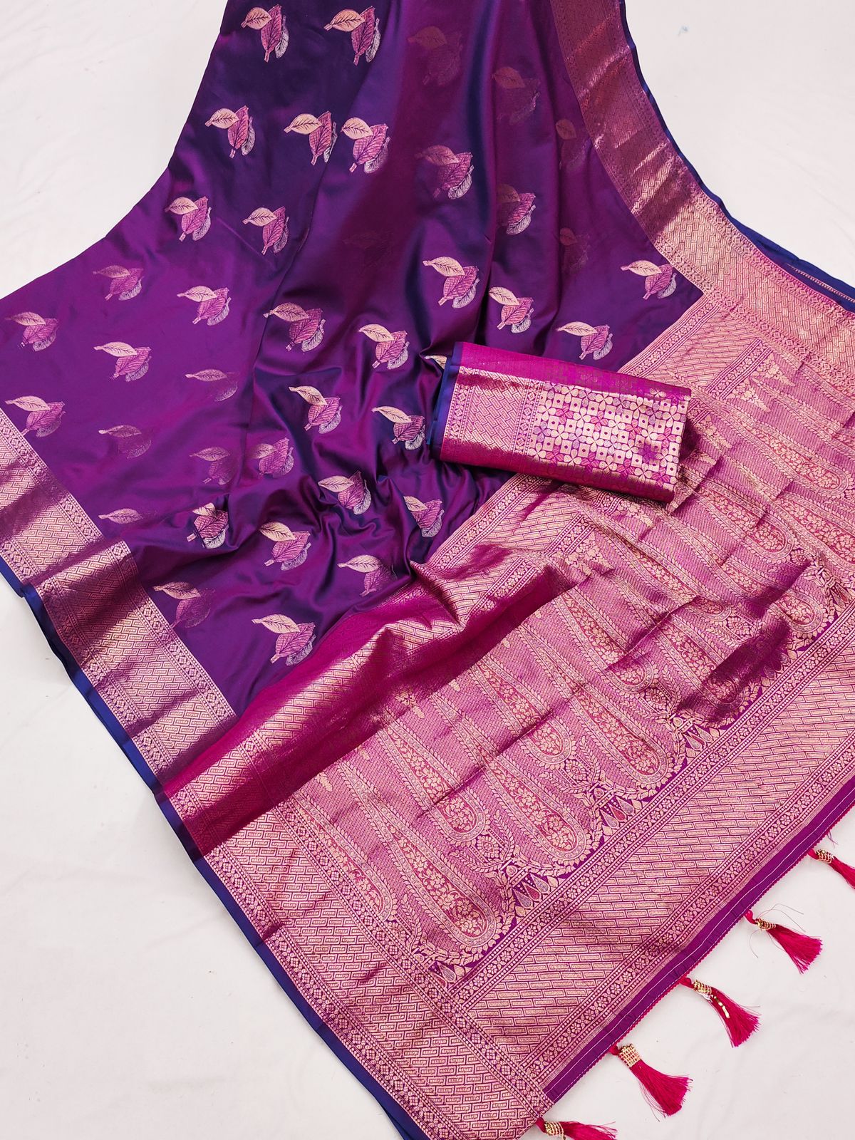 Gleaming Purple Soft Banarasi Silk Saree With Magnetic Blouse Piece