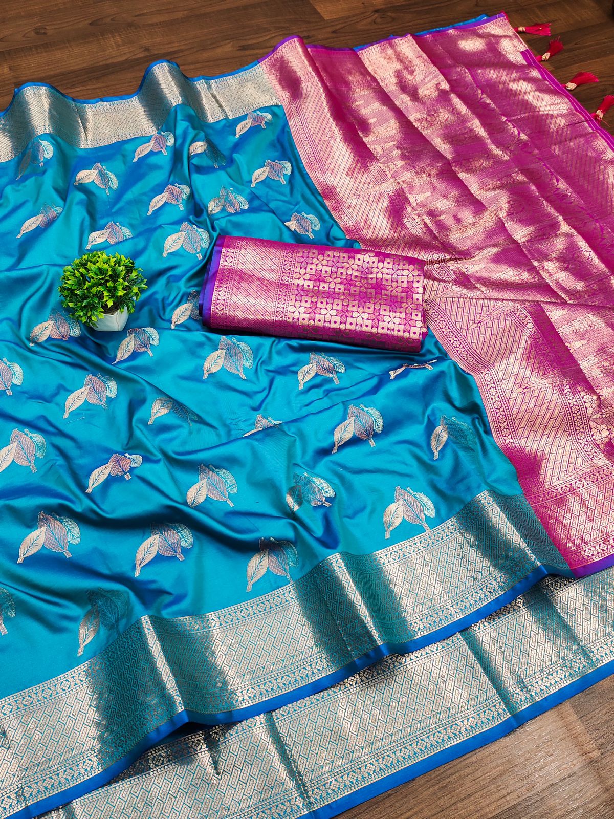 Sophisticated Rama Soft Banarasi Silk Saree With Devastating Blouse Piece