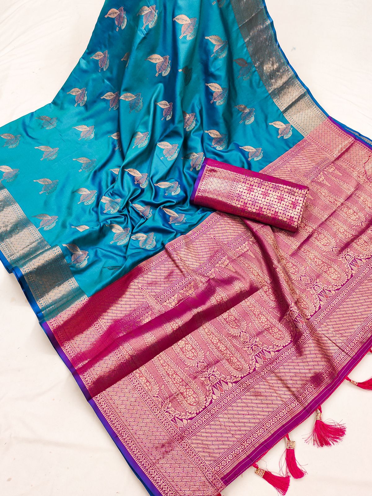 Sophisticated Rama Soft Banarasi Silk Saree With Devastating Blouse Piece