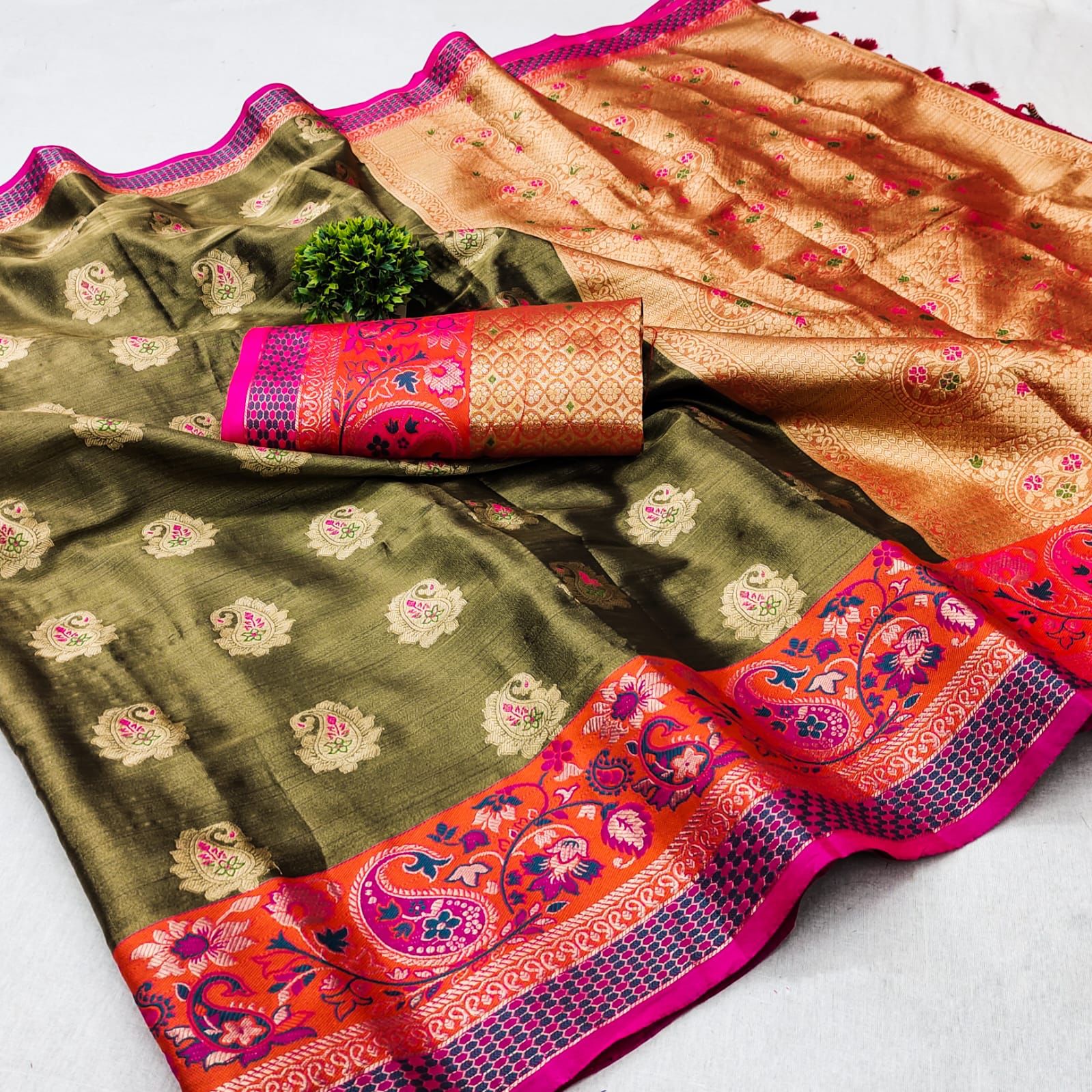 Precious Green Soft Banarasi Silk Saree With Vestigial Blouse Piece