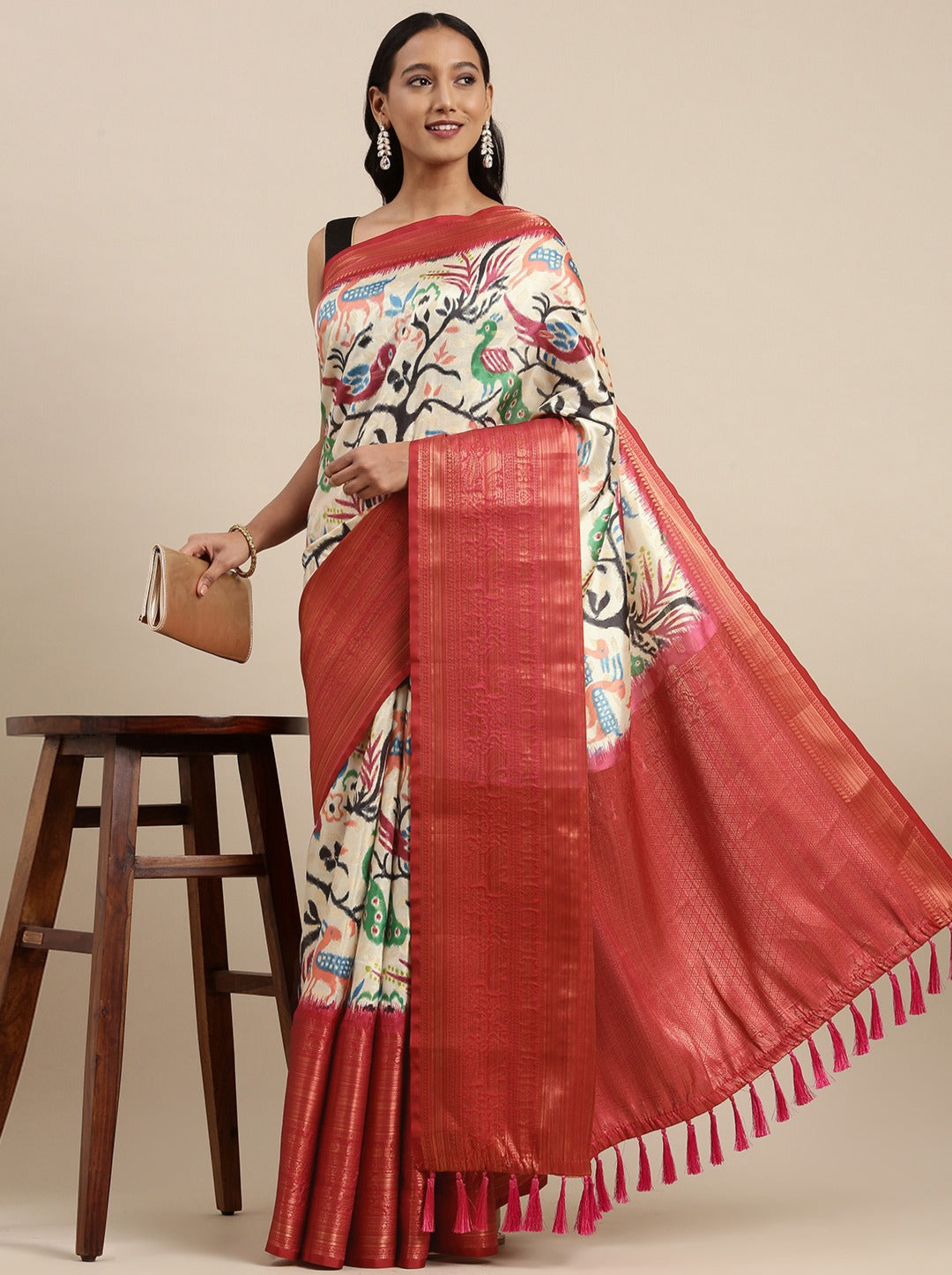 Dazzling Beige Kalamkari Printed Saree With Forbearance Blouse Piece