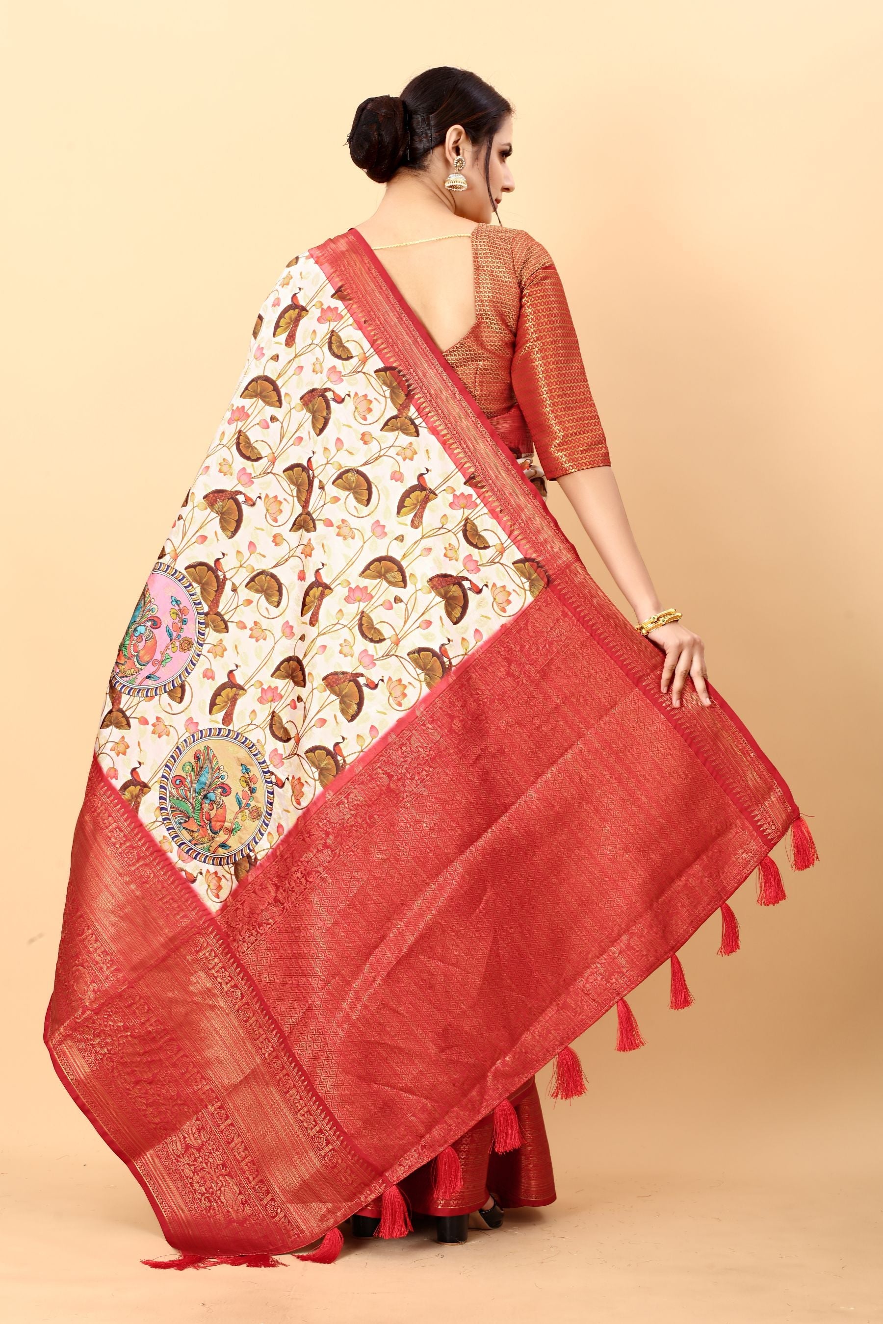 Eye-catching Beige Kalamkari Printed Saree With Murmurous Blouse Piece