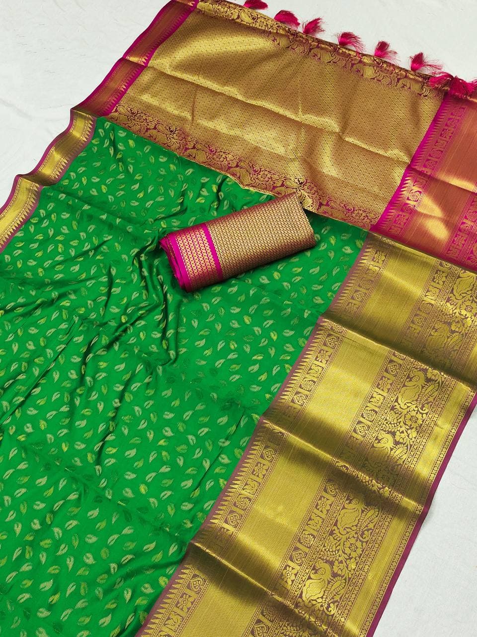 Luxuriant Green Banarasi Silk Saree With Mesmeric Blouse Piece