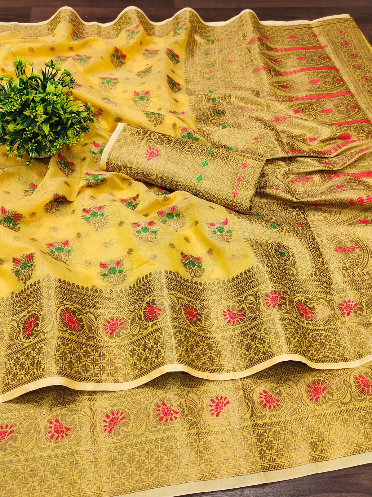 Easy on the eyes Yellow Linen Silk Saree With Desirable Blouse Piece