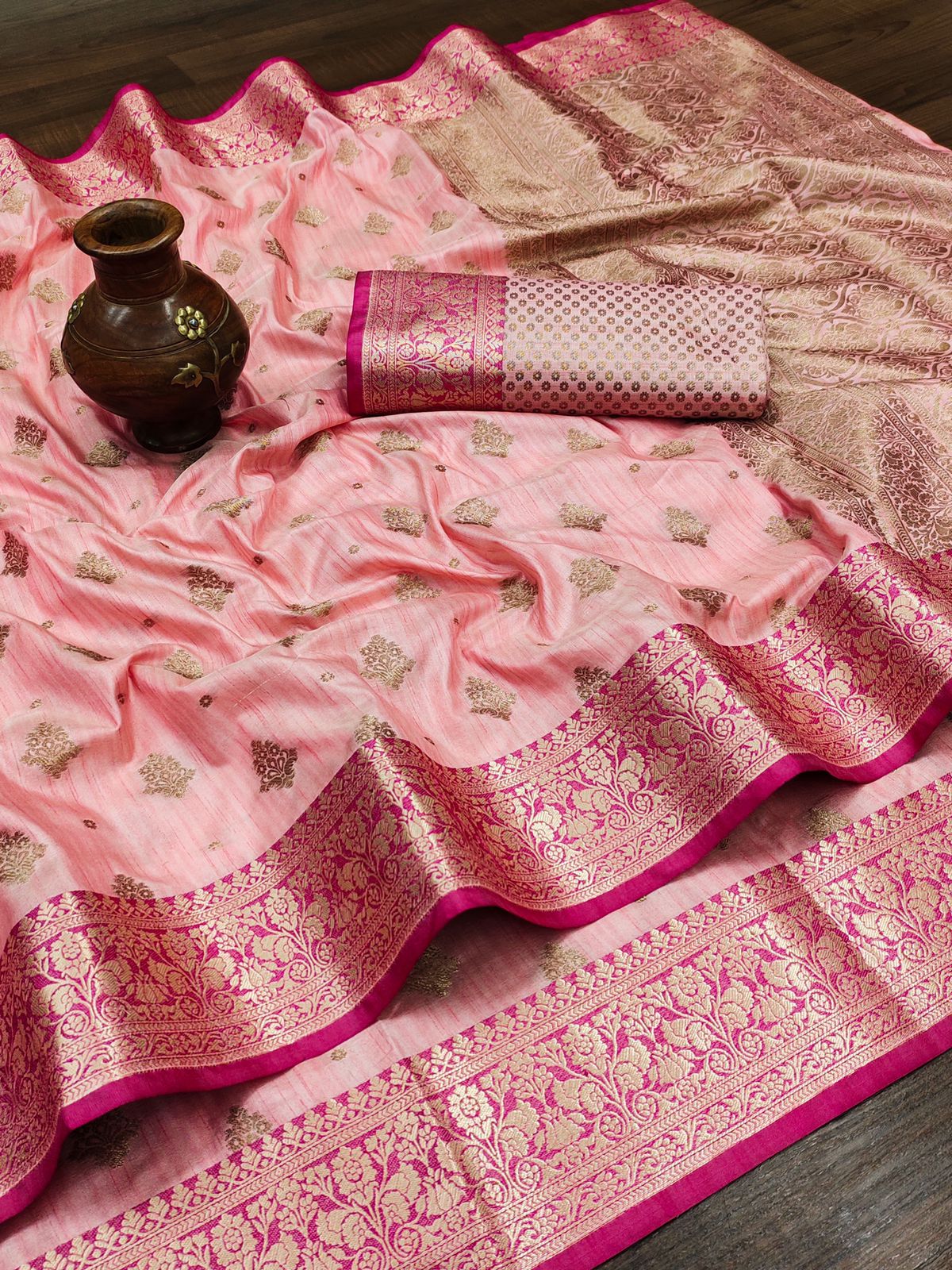 Enigmatic Pink Banarasi Silk Saree With Super classy Blouse Piece