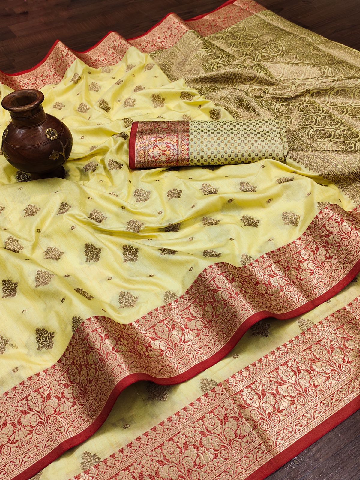 Glittering Yellow Banarasi Silk Saree With A glam Blouse Piece