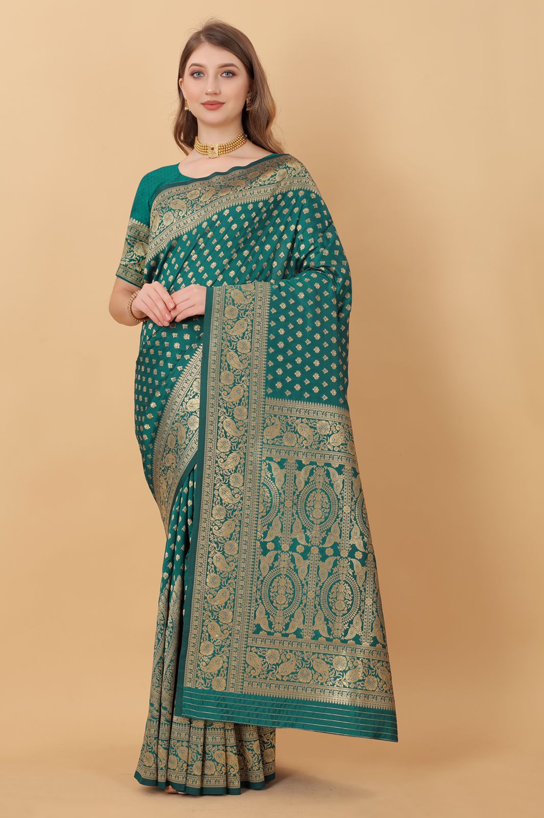 Charismatic Rama Banarasi Silk Saree With Bewitching Blouse Piece