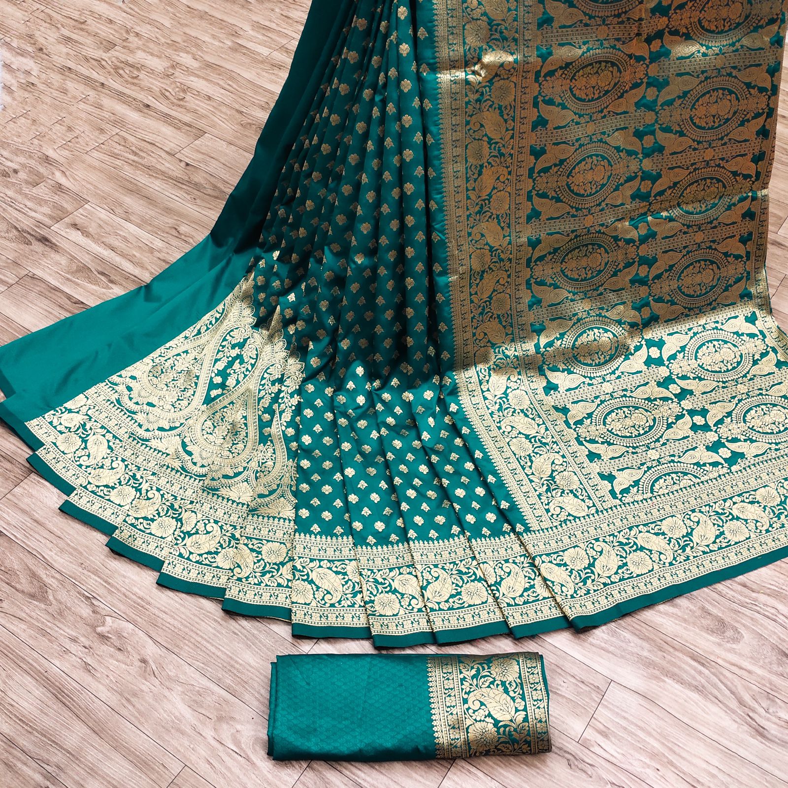 Charismatic Rama Banarasi Silk Saree With Bewitching Blouse Piece