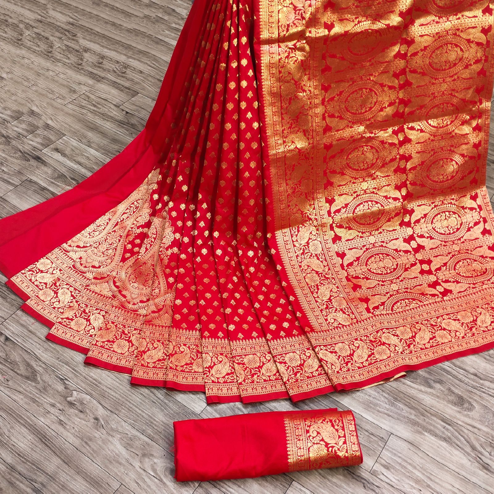 Piquant Red Banarasi Silk Saree With Beauteous Blouse Piece