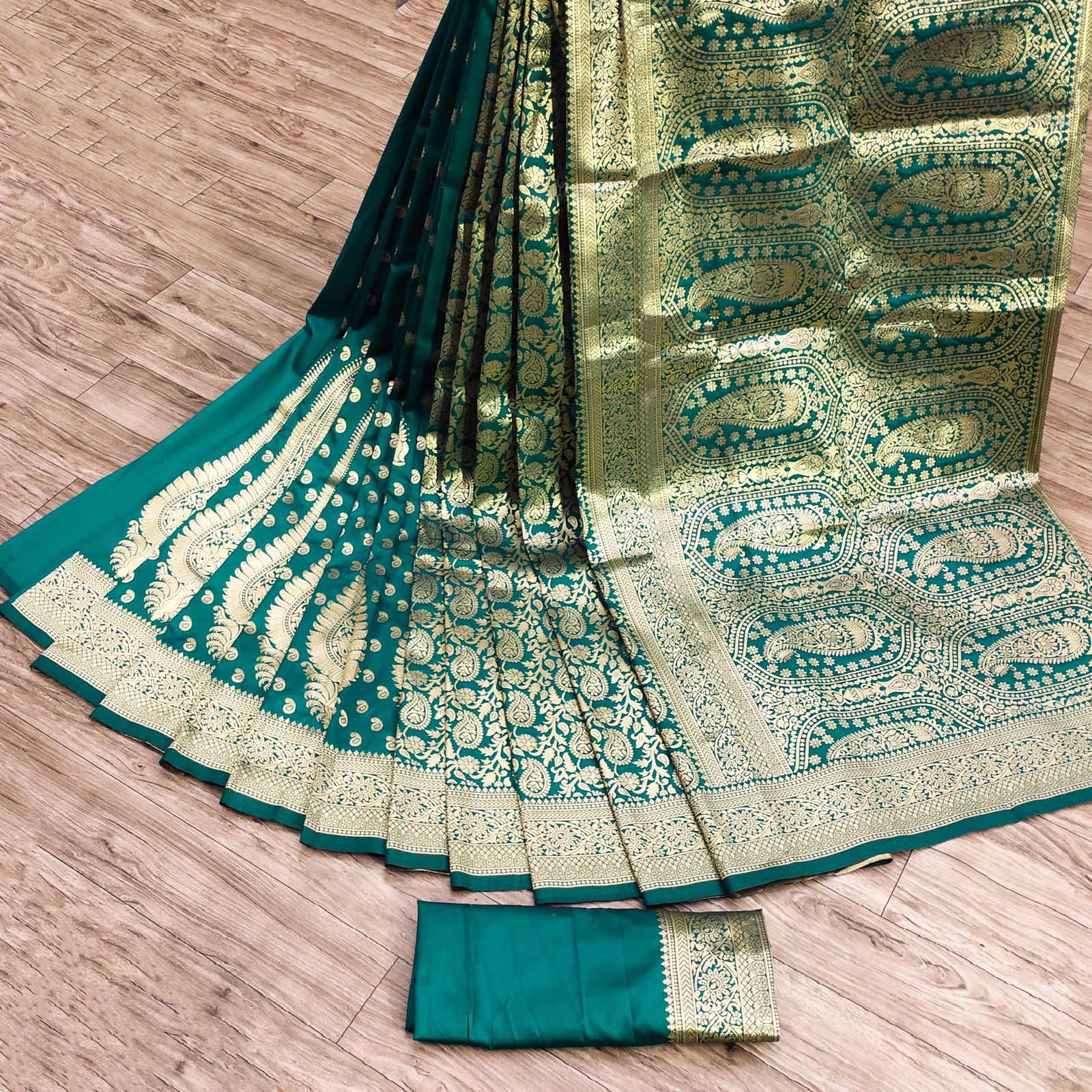 Radiant Rama Banarasi Silk Saree With Ailurophile Blouse Piece