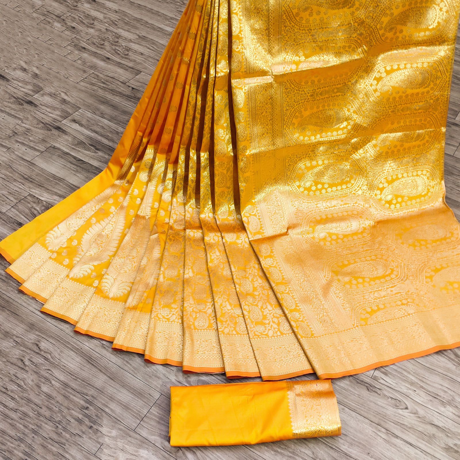 Pulsating Yellow Banarasi Silk Saree With Enticing Blouse Piece