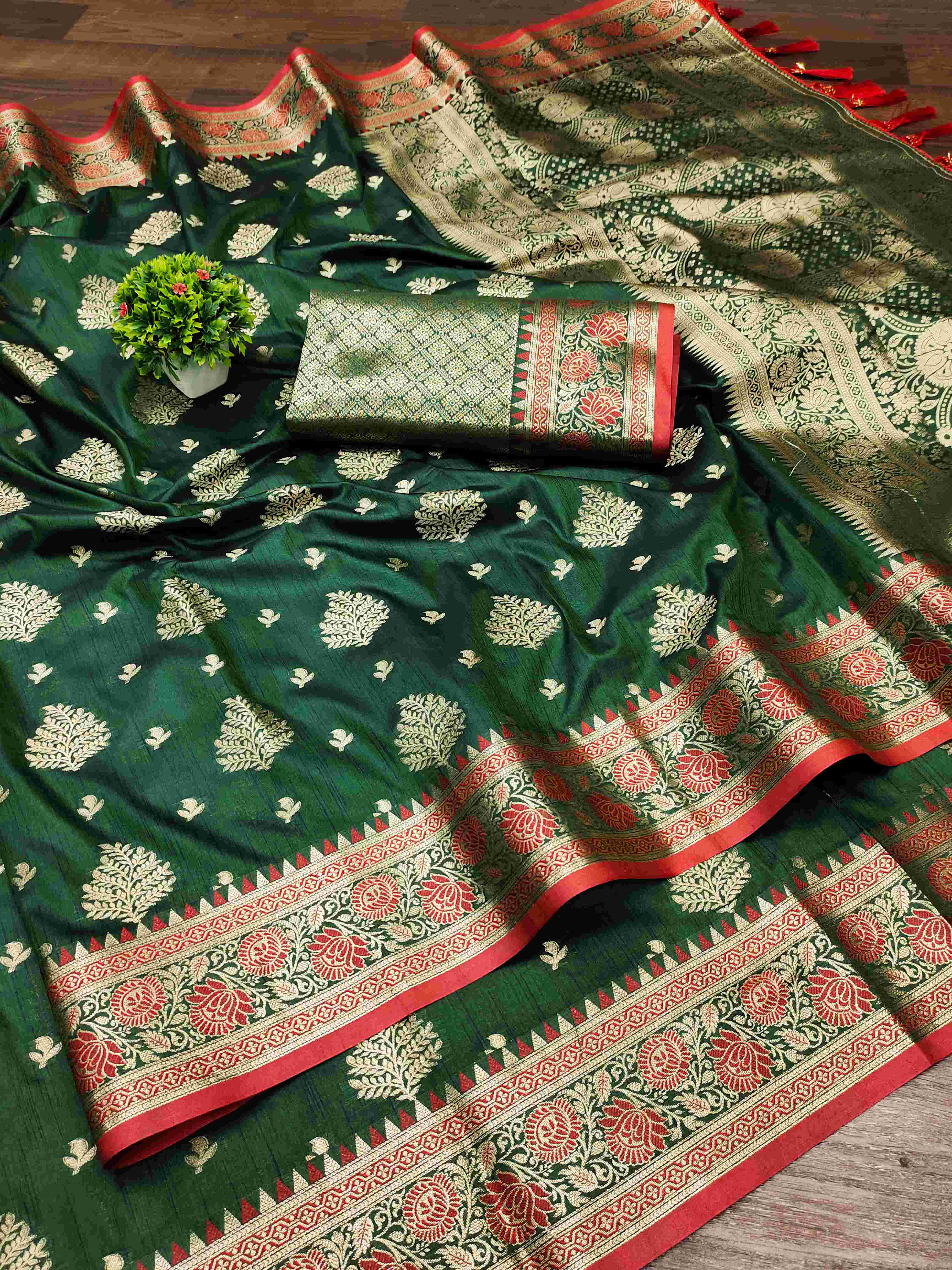 An insanely Dark Green Banarasi Silk Saree With Posh Blouse Piece